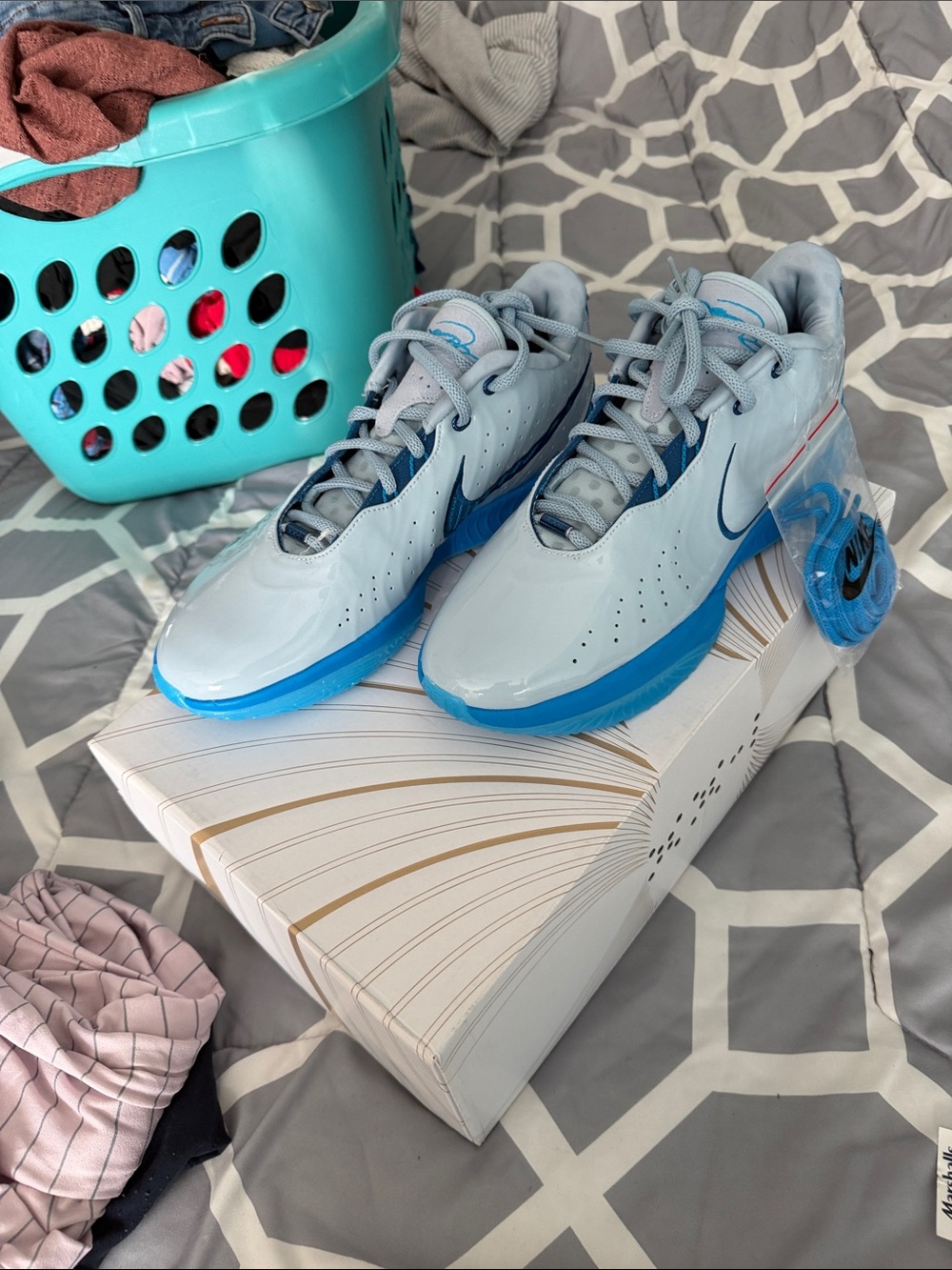 Nike Men’s Light Blue and Bright Blue Low-Top Sneakers